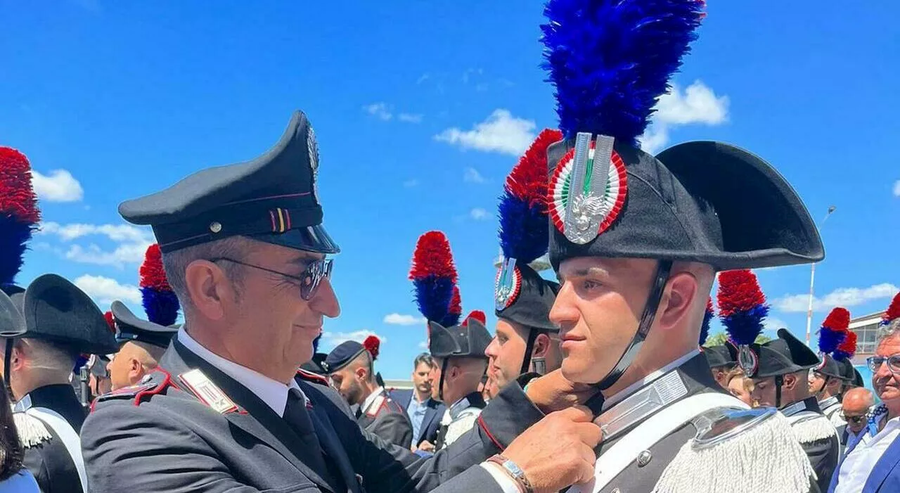 Il carabiniere Pasquale Scaramella appone gli alamari al figlio Vincenzo