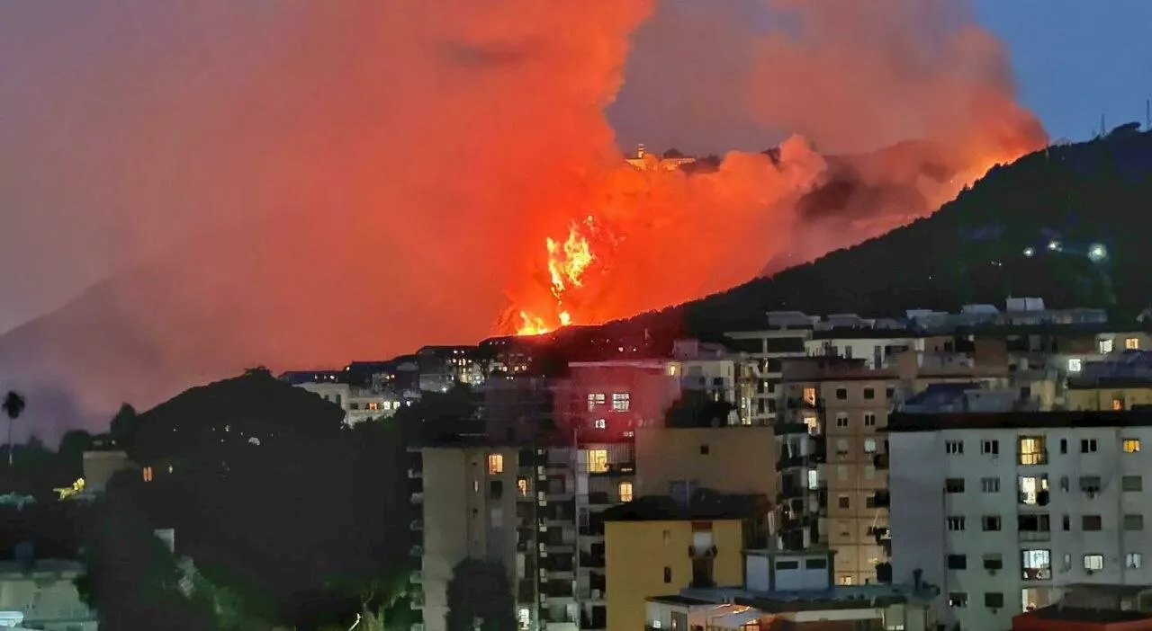 Incendio a Napoli, in fiamme la collina dei Camaldoli: il rogo minaccia le case a Soccavo