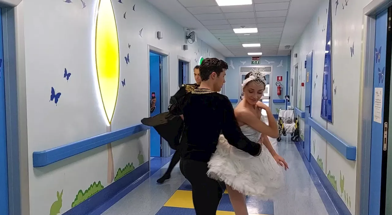 Roberto Bolle principe balla nelle corsie dell'ospedale Buzzi di Milano per i giovani pazienti