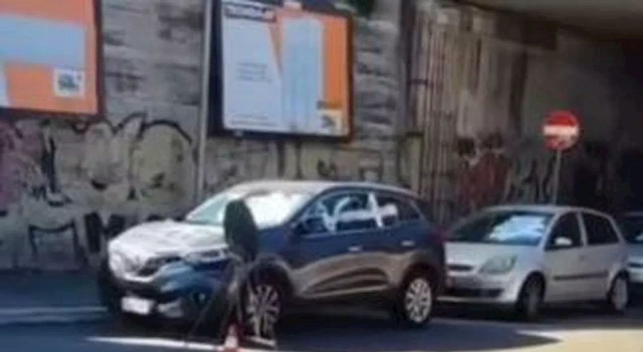 Roma, si “vendica” su 22 auto in sosta a Casal Bertone imbrattandole con la vernice