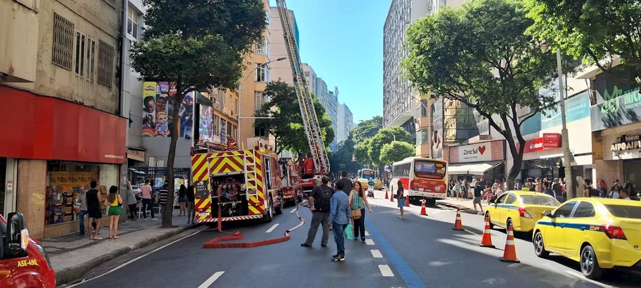 Bombeiros combatem incêndio em Copacabana; trânsito está complicado no bairro