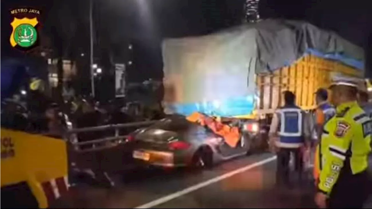 Porsche Tabrak Truk di Tol Dalam Kota, Mobil Ringsek, Pengemudi Tewas