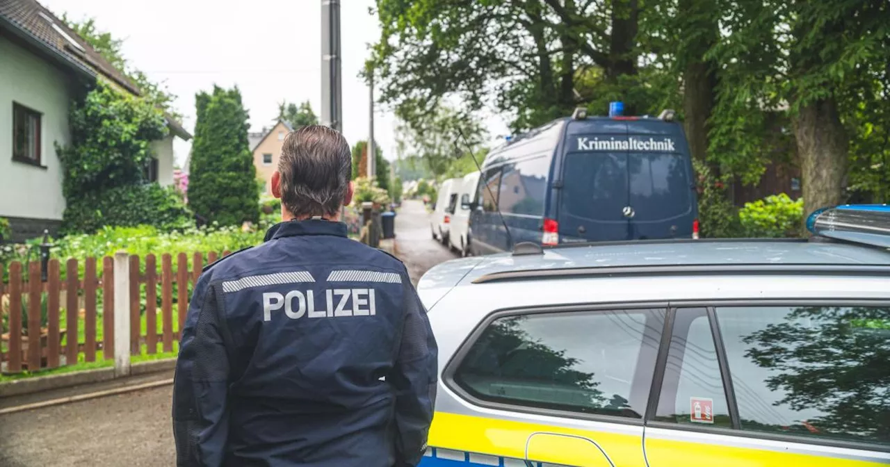 Mann stach auf Frau und 3 Kinder ein und legt danach Feuer