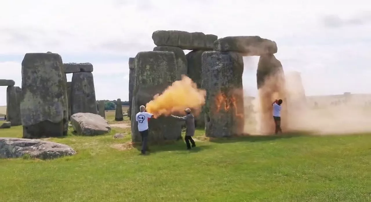 Stonehenge imbrattato dagli ambientalisti contro i combustibili fossili: «Moriranno a milioni, difendiamo l'um