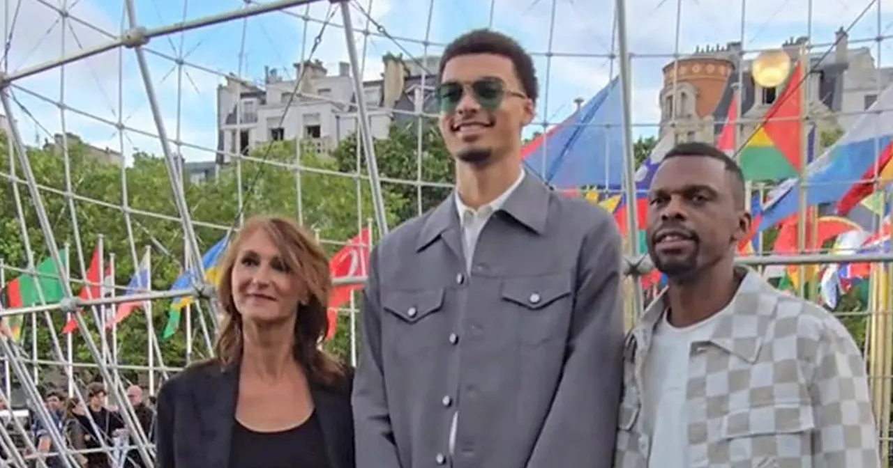 Accompagné de ses parents, le basketteur Victor Wembanyama, 2,24 mètres, domine le défilé Louis Vuitton