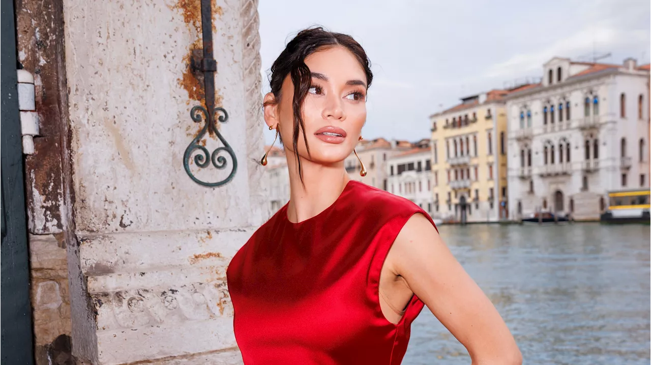 Pia Wurtzbach is a vision in red as she cruises Venetian canal