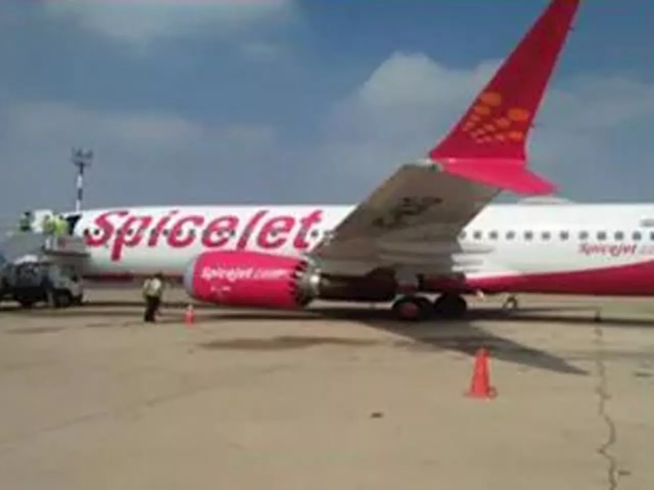 Spicejet Flight AC News: फ्लाइट का AC एक घंटे तक खराब, भीषण गर्मी में परेशान होते रहे यात्री