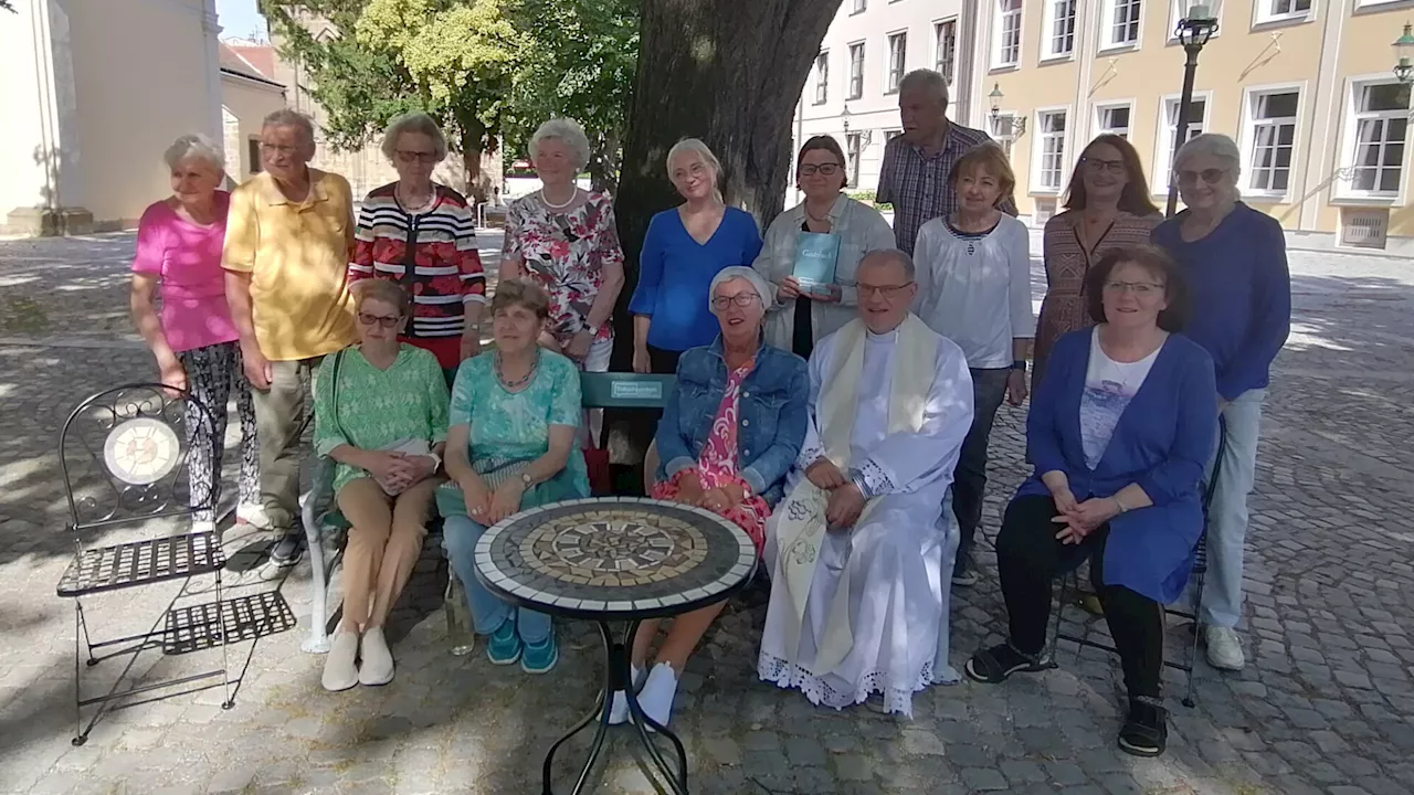 Am Tullner Kirchenplatz steht jetzt ein „Tratschbankerl“