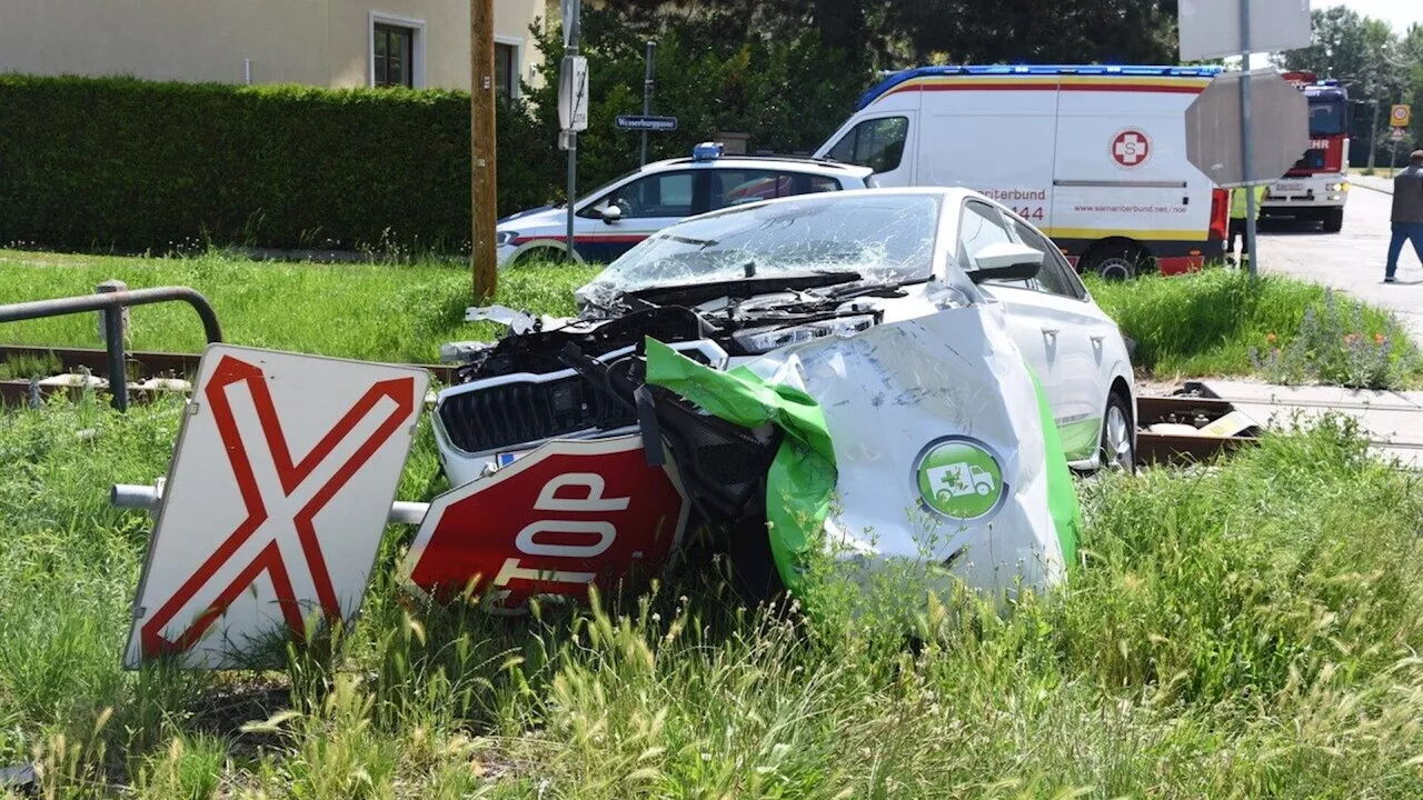 Möllersdorf: Auto von Garnitur der Aspangbahn erfasst