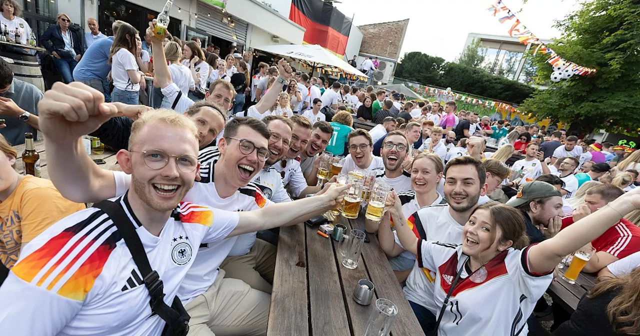 Mit Fotos: Paderborner jubeln über 2:0-Sieg der deutschen Nationalmannschaft