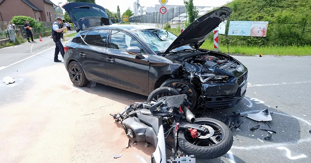 Motorradfahrer prallt in Bad Oeynhausen gegen Windschutzscheibe