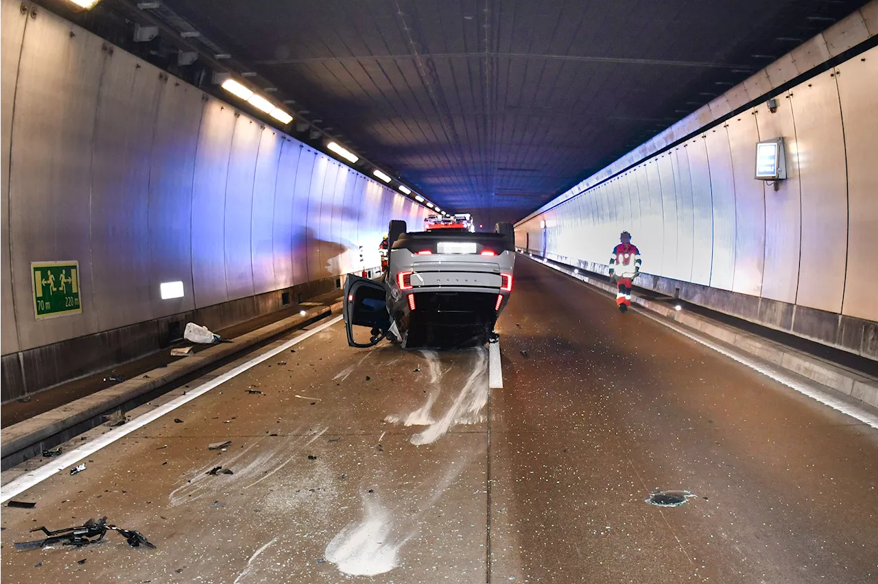 Emmetten NW / A2: Auto überschlägt sich und landet auf Dach