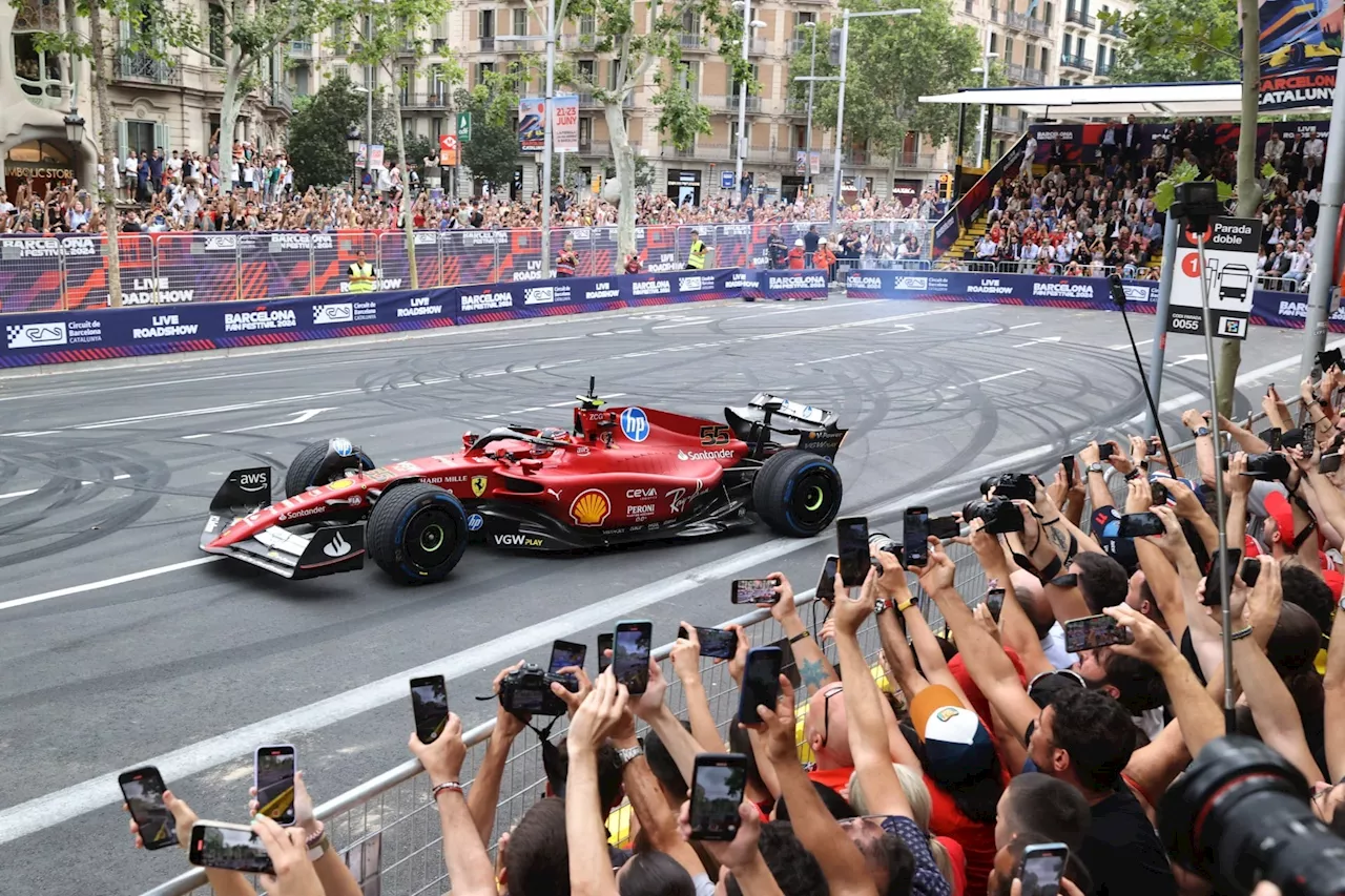 Carlos Sainz pilota carro de F1 nas ruas de Barcelona, sede do GP da Espanha