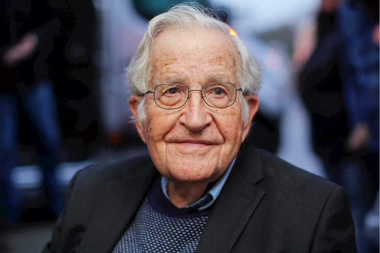 Brésil : après de fausses rumeurs sur sa mort démenties, Noam Chomsky est sorti de l’hôpital