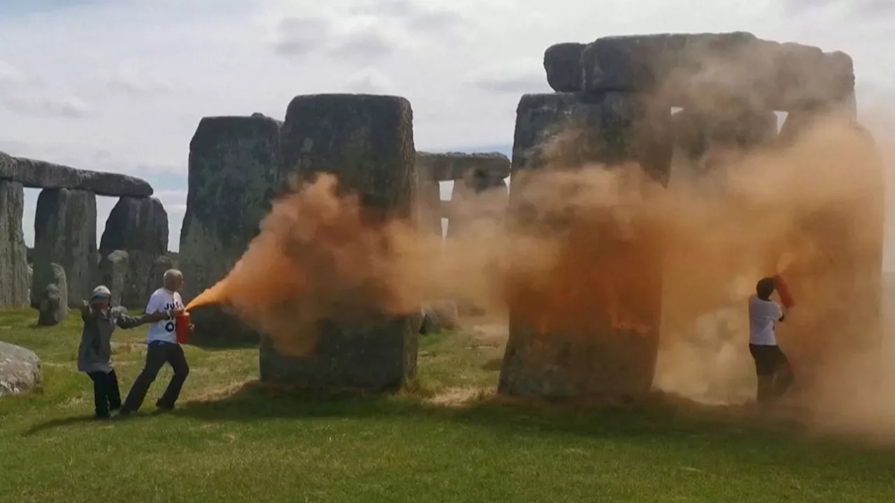 Royaume-Uni : deux militants écologistes aspergent les monolithes de Stonehenge de peinture