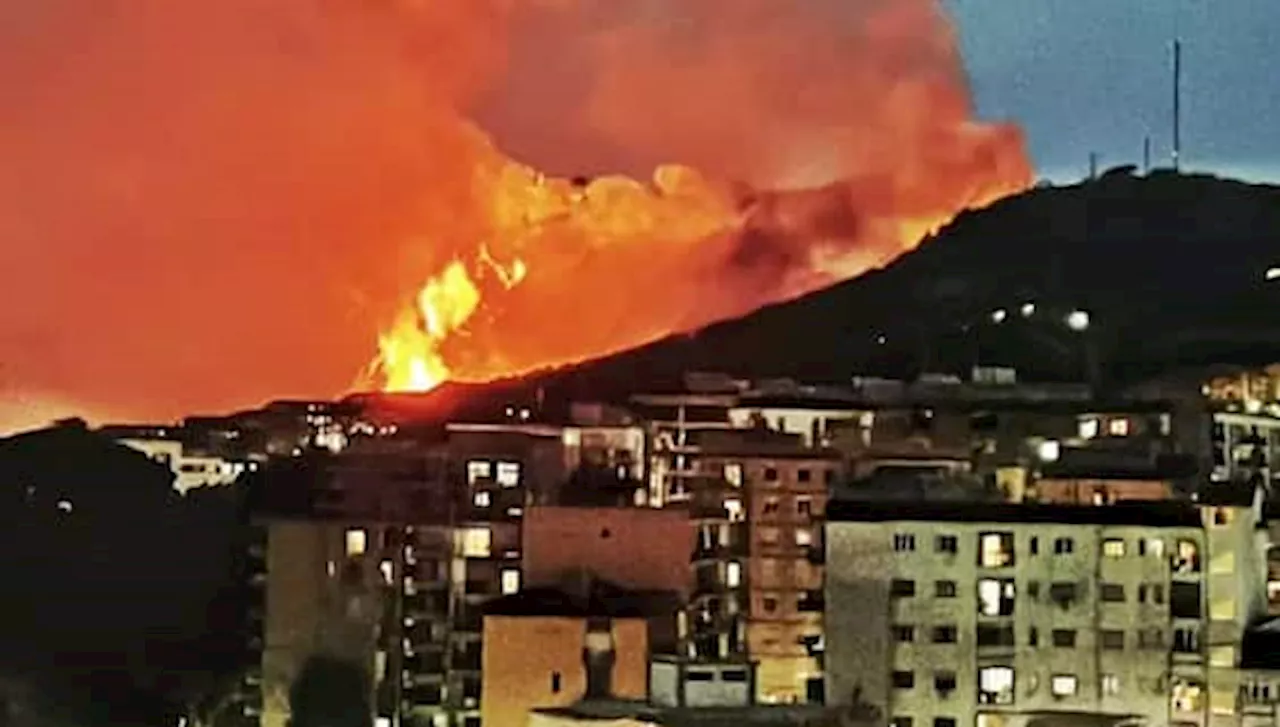 Incendio sulla collina dei Camaldoli a Napoli