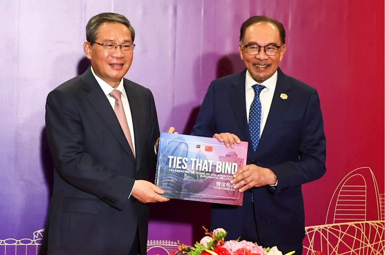 Anwar, Premier Li Qiang exchange coffee table books to commemorate 50th anniversary of Malaysia-China ties