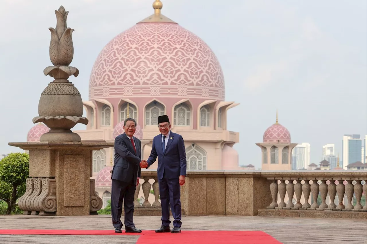 Li Qiang accorded official welcome at Dataran Perdana