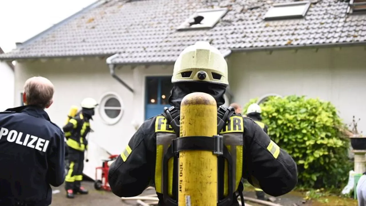 Ermittlungen: Mann sticht auf Frau und Kinder ein und legt Feuer