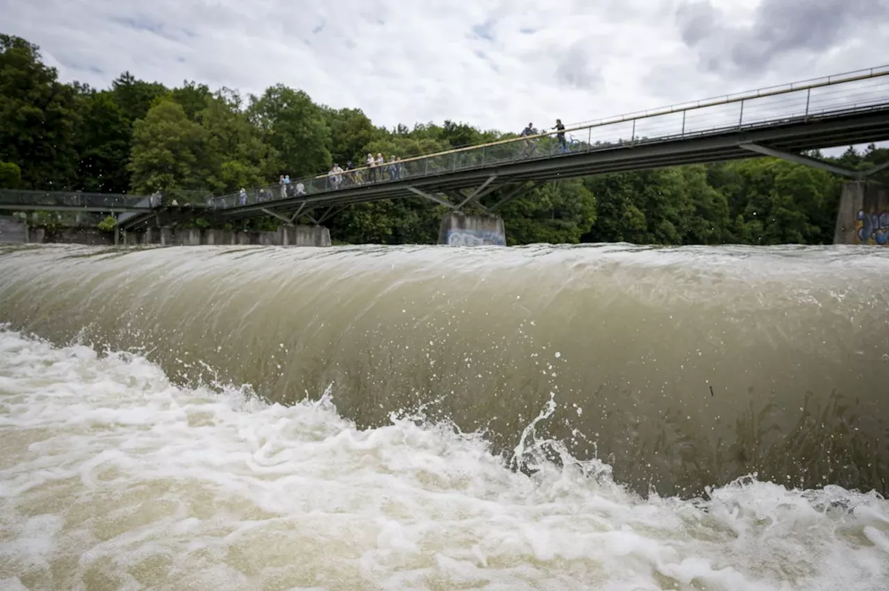 München: 16-Jähriger gerät in Wasserwalze an Isar – Passanten retten ihn