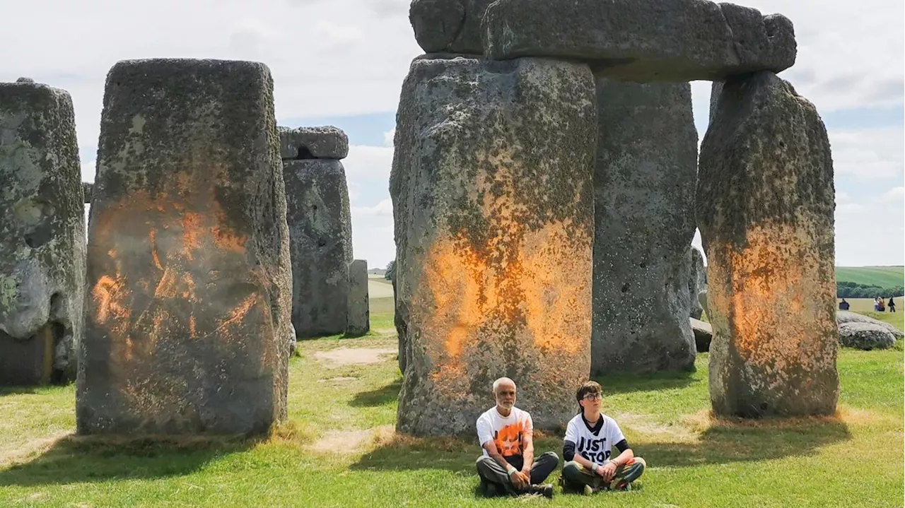 Protest gegen britische Regierung: Klimaaktivisten besprühen Stonehenge mit oranger Farbe