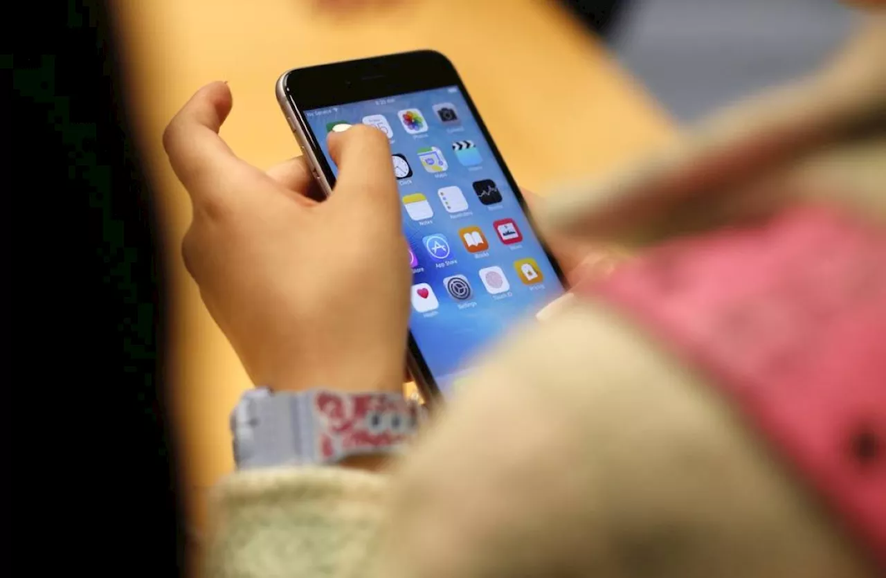 Los Angeles moves to ban smartphone use in schools