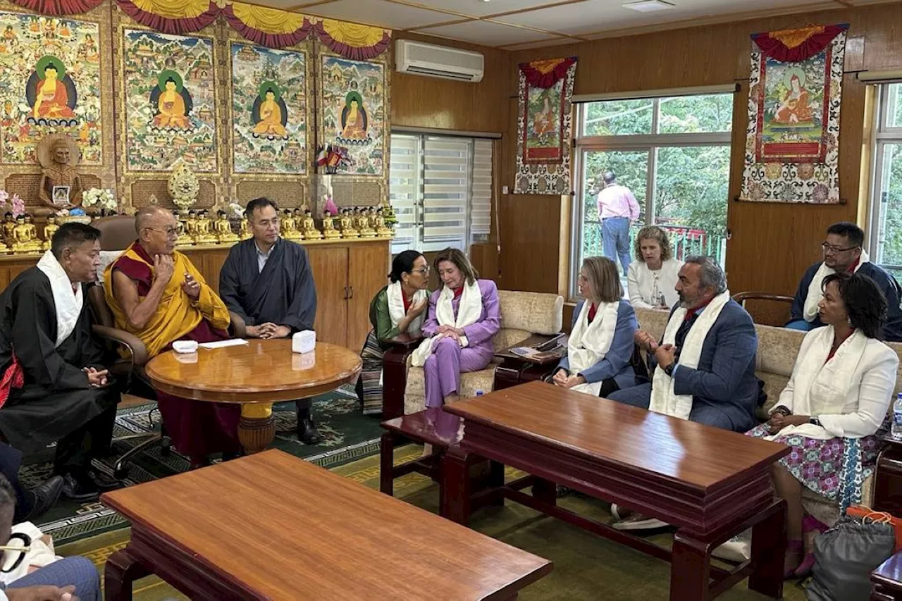 US lawmakers meet with Dalai Lama, angering China