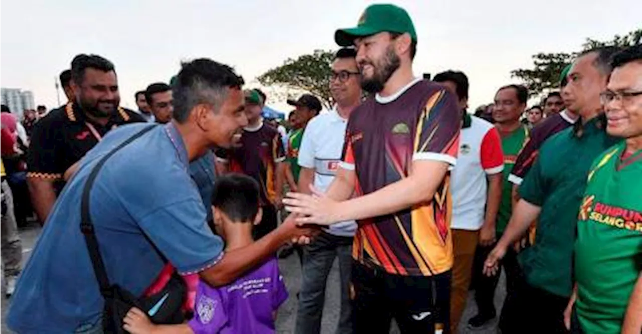 Raja Muda of Selangor visits Section 7 night market in Shah Alam