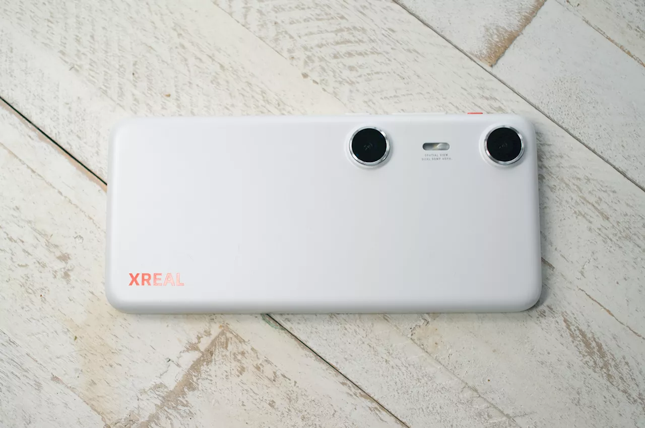 「XREAL Beam Pro」実機レビュー 格安3Dカメラになるスマホ型デバイスが日本でも登場 CEOにも狙いを聞いた（1/4 ページ）