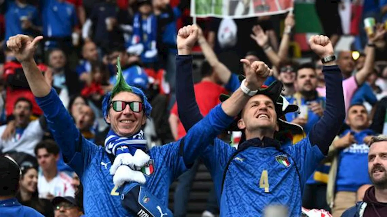 Cresce la febbre azzurra per Euro2024: maglia gigante a piazza di Spagna