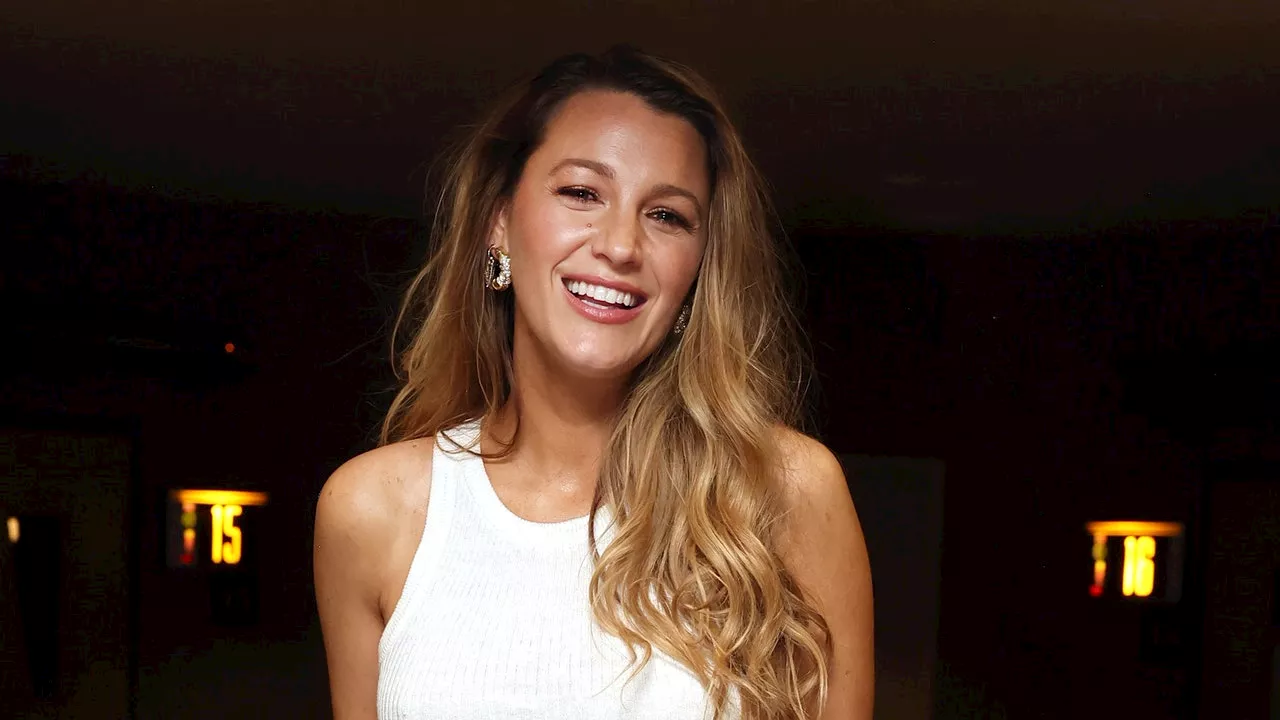 Blake Lively setzt im Sommer 2024 auf diese ungewöhnliche Jeans im Spitzen-Look