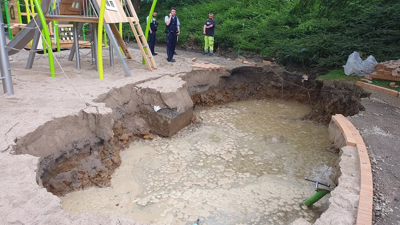 Riesiges Loch auf Spielplatz in Wuppertal