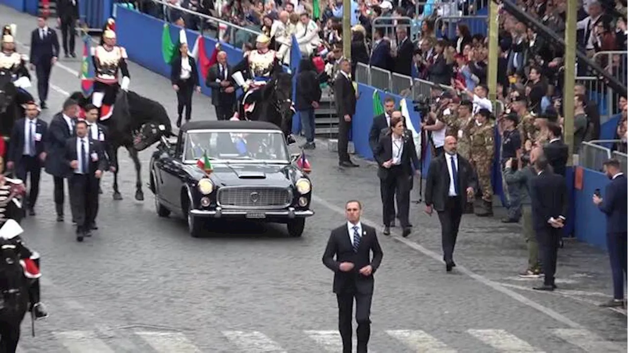 2 Giugno, applausi all'arrivo del Presidente della Repubblica Mattarella ai Fori Imperiali