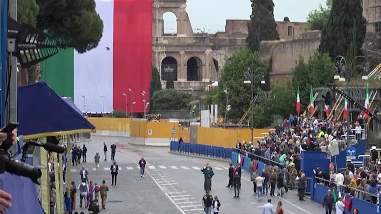 2 Giugno, il tricolore sul Colosseo grazie ai Vigili del Fuoco