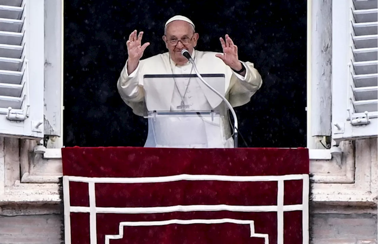 Il saluto di Papa Francesco ai fedeli in piazza San Pietro