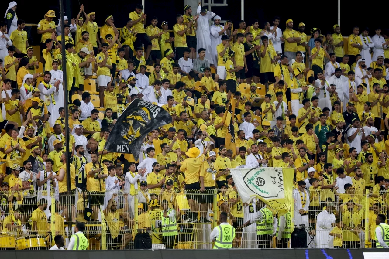 جماهير الوصل.. لوحات فنية رائعة في المدرجات