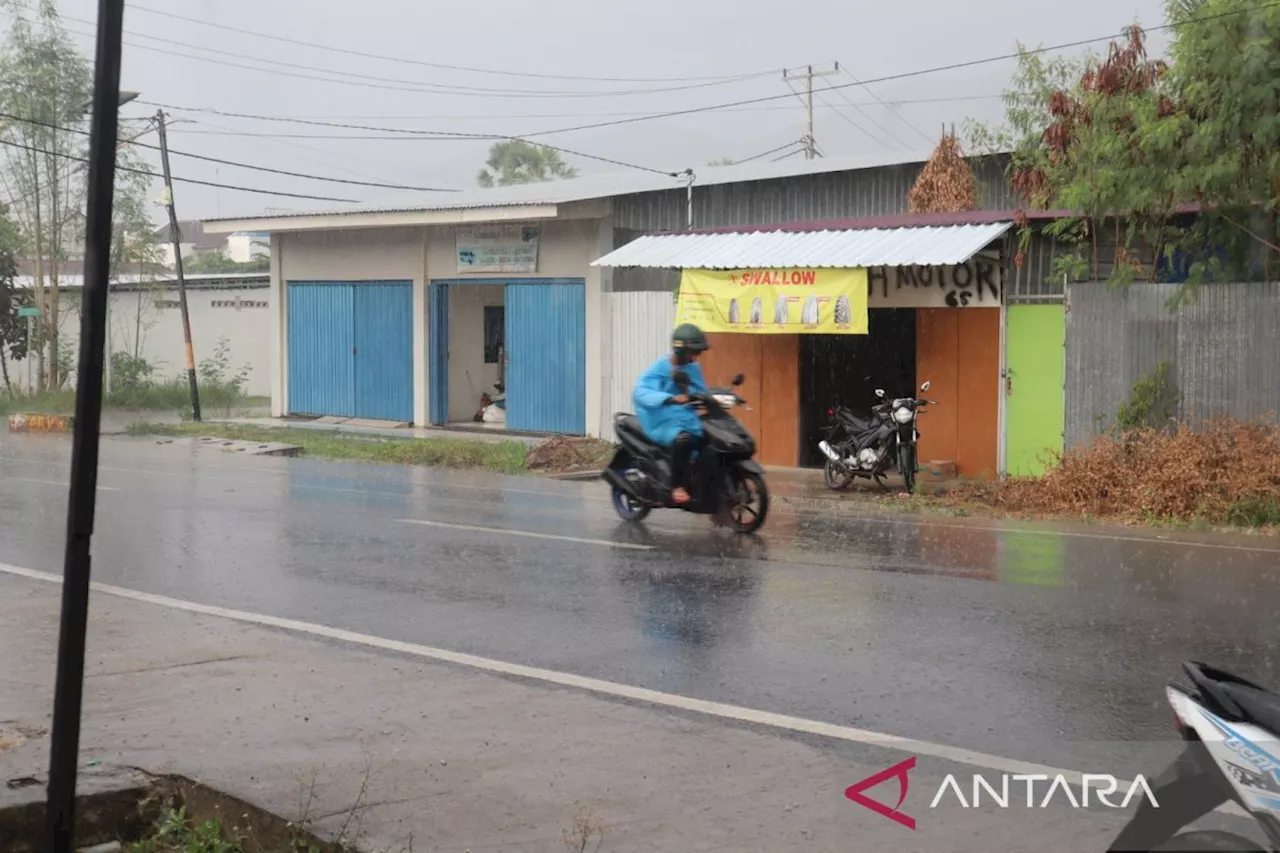 BMKG paparkan penyebab hujan pada musim kemarau di NTT