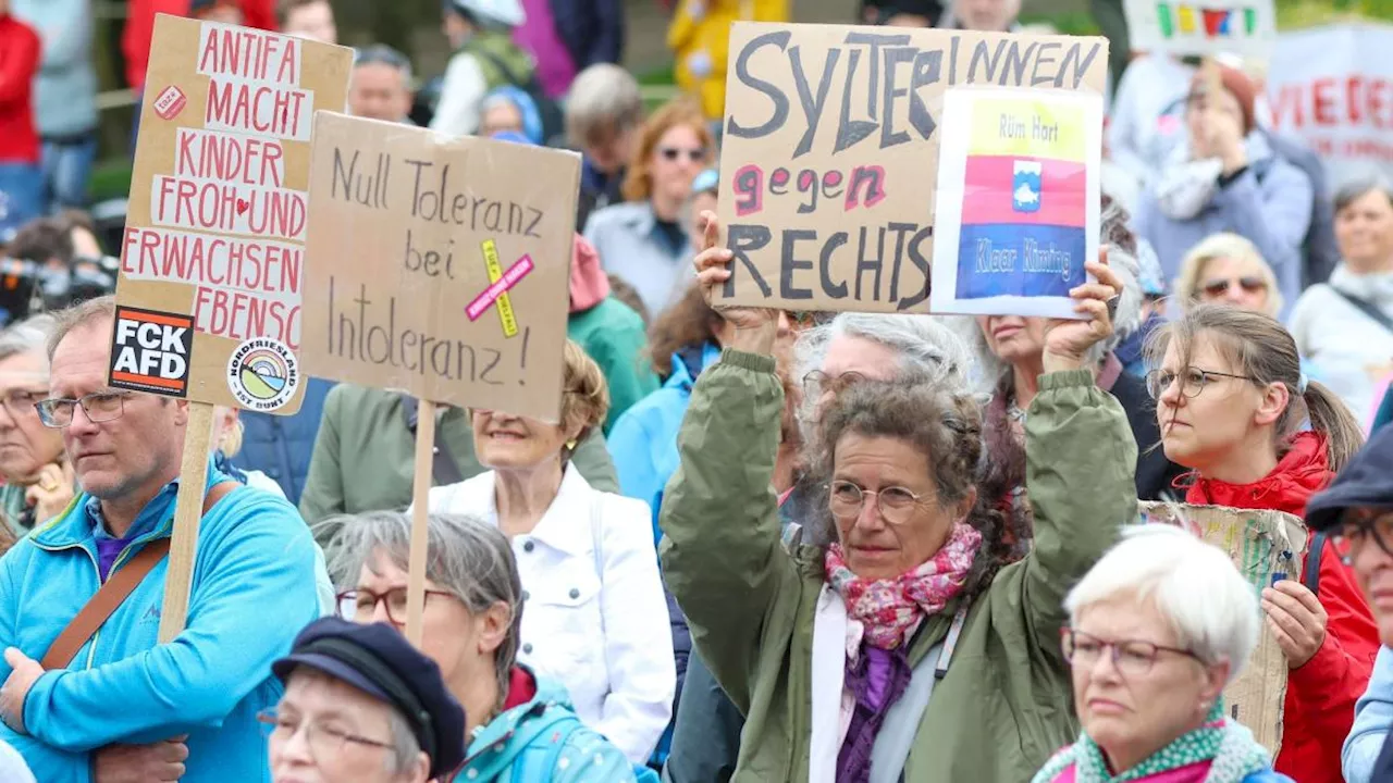 Demonstranten gehen auf Sylt gegen Rechtsextremismus auf die Straße