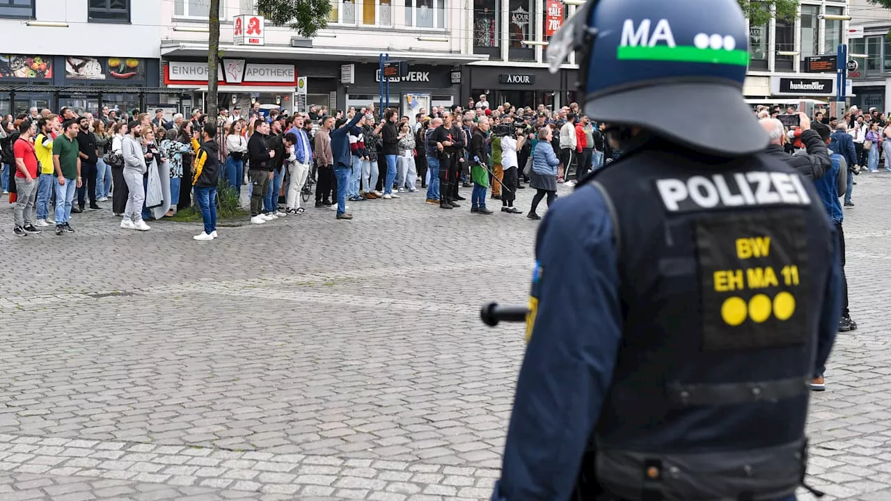 Nach Messer-Attacke in Mannheim: Menschenkette gegen Hass und AfD-Parolen