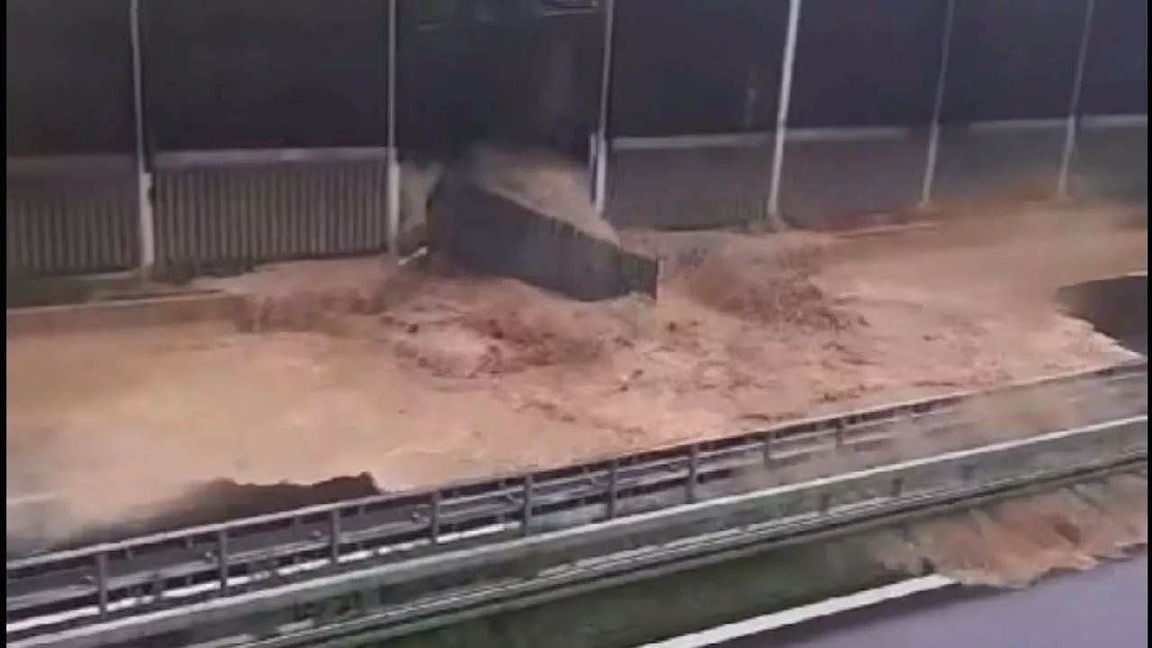 Wetter und Hochwasser: Wassermassen sprengen Schutzwand in Ebersbach