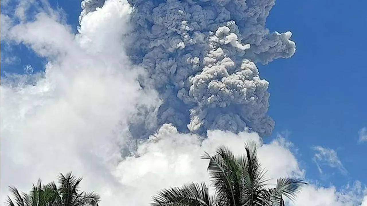 Gunung Ibu Maluku Utara Erupsi, Muntahkan Abu Vulkanik Hingga 7 Km