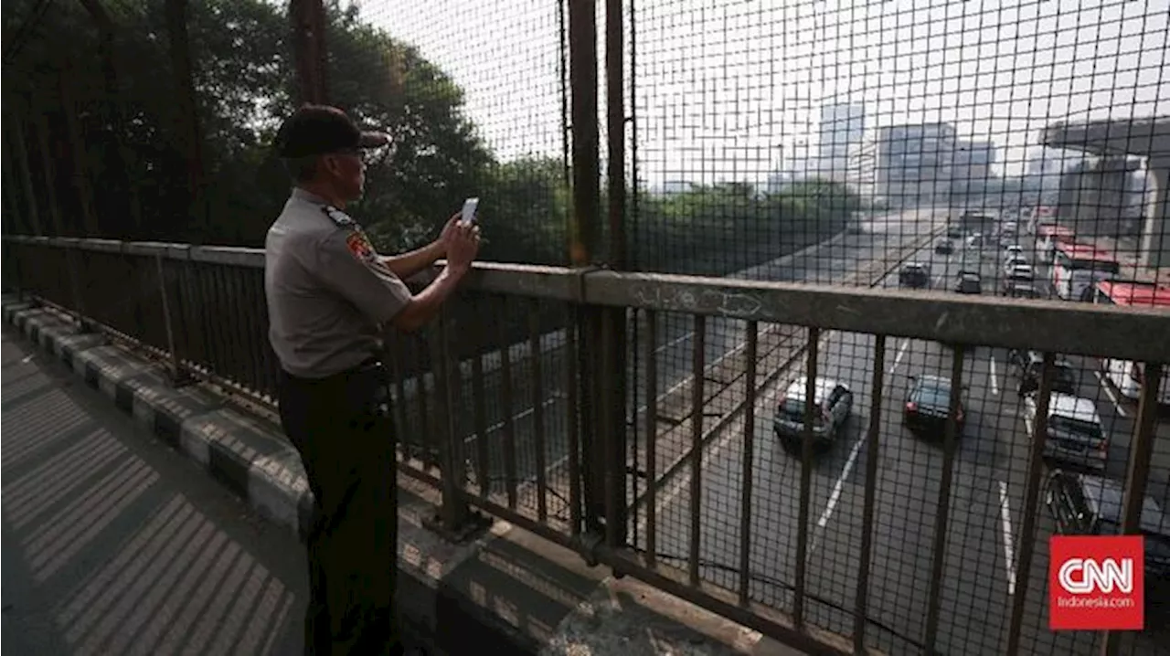 Bocah 8 Tahun Jatuh ke Jalan Tol Usai Bersandar di JPO Jati Asih