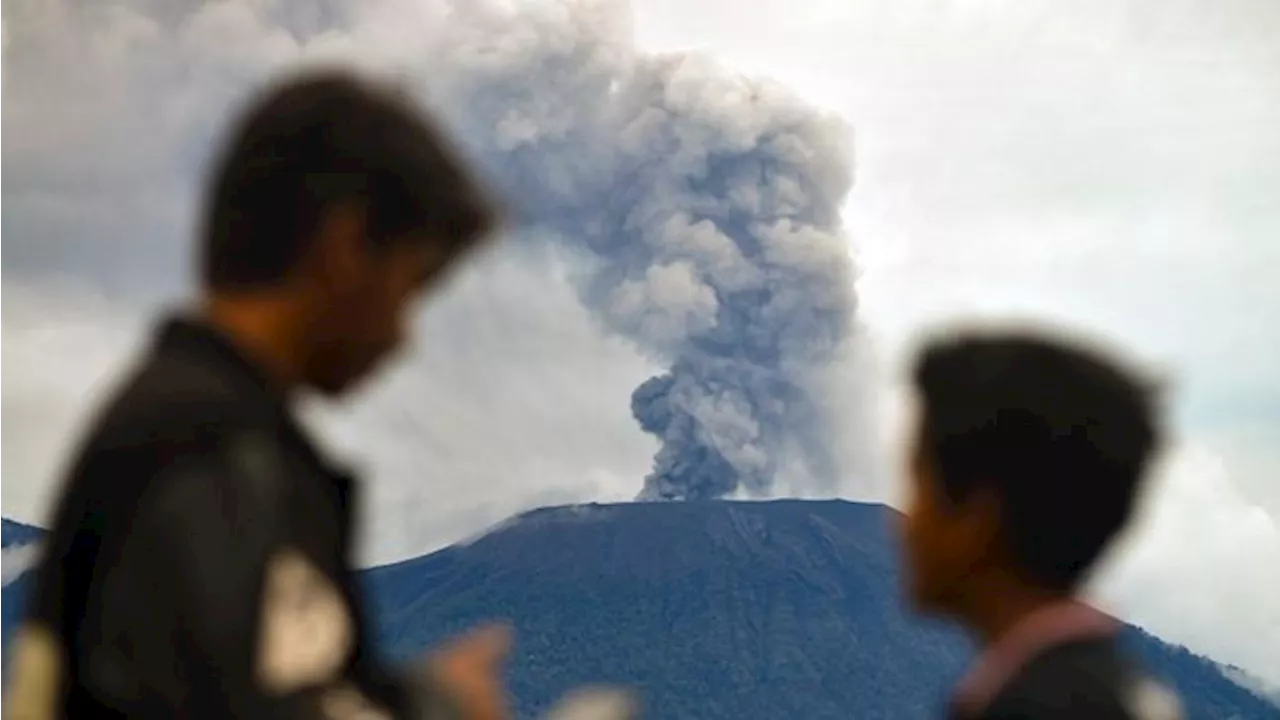 Gunung Marapi Meletus Siang ini, Lontarkan Abu Vulkanik 1 Kilometer