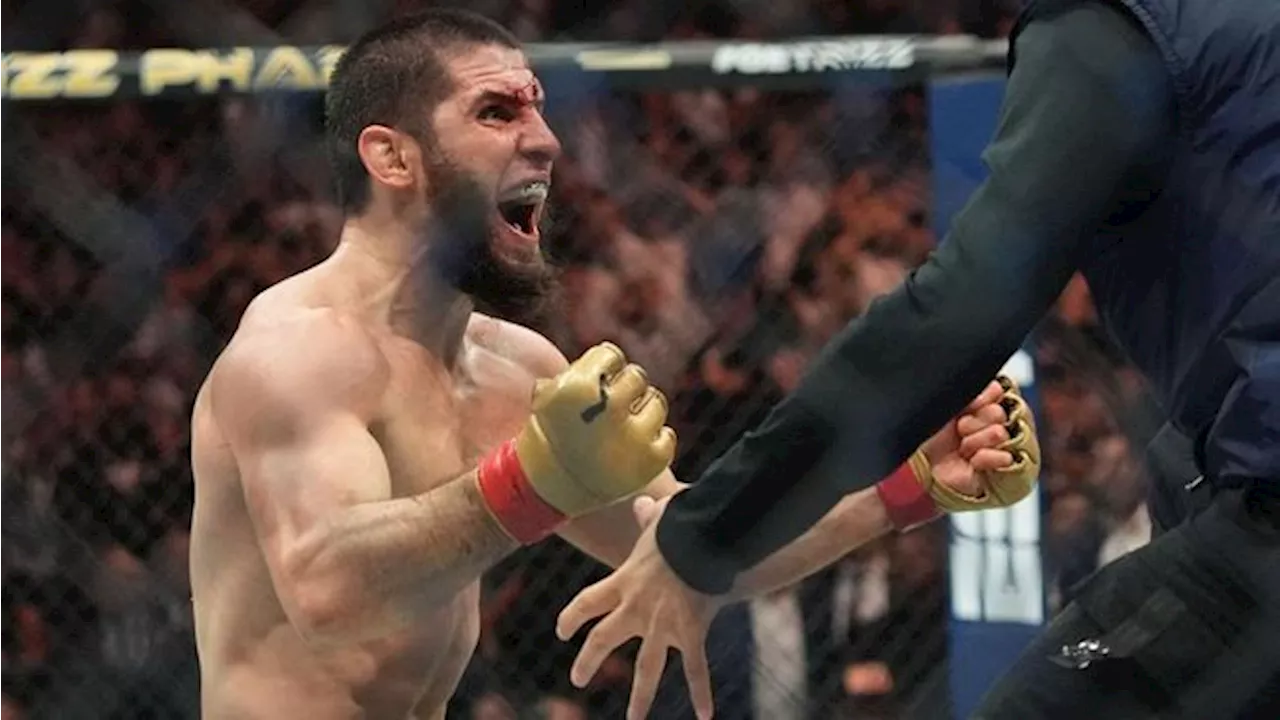 Islam Makhachev Salat di Atas Bendera Palestina usai Menang UFC 302