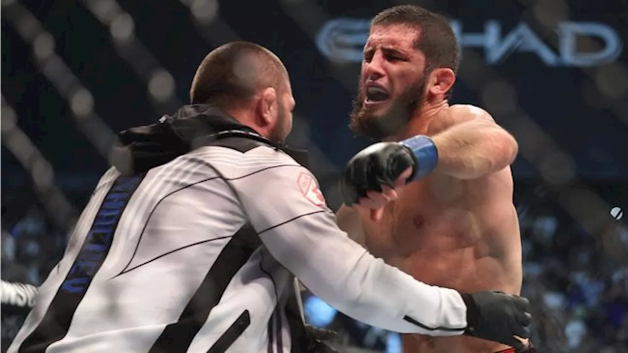 Makhachev Menang Submission, Khabib Rangkul dan Angkat Tangan Poirier