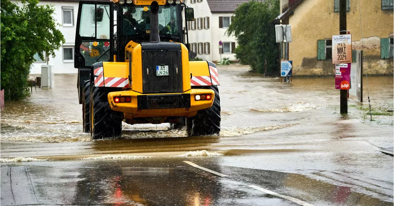 Katastrophenalarm in Süddeutschland: Ein toter Feuerwehrmann und zwei Vermisste