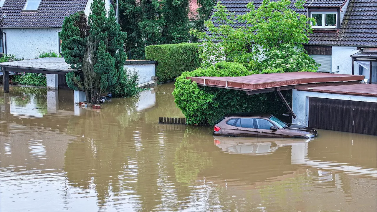 Feuerwehrmann bei Einsatz ums Leben gekommen - Hochwasserlage bleibt dramatisch