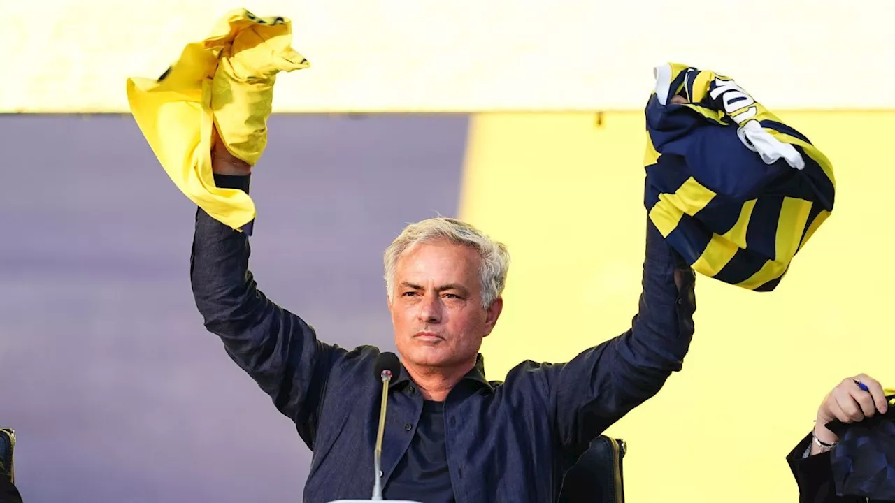 Torcida do Fenerbahçe enche estádio e faz festa insana para receber Mourinho