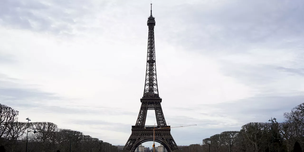 Des cercueils déposés au pied de la tour Eiffel, trois personnes en garde à vue