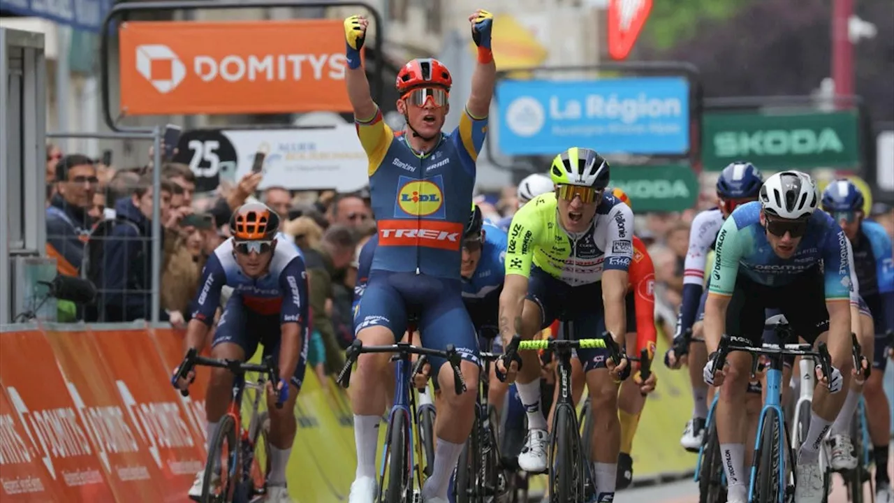  Mads Pedersen (Lidl-Trek) remporte au sprint la première étape devant Sam Bennett (Décathlon-AG2R)